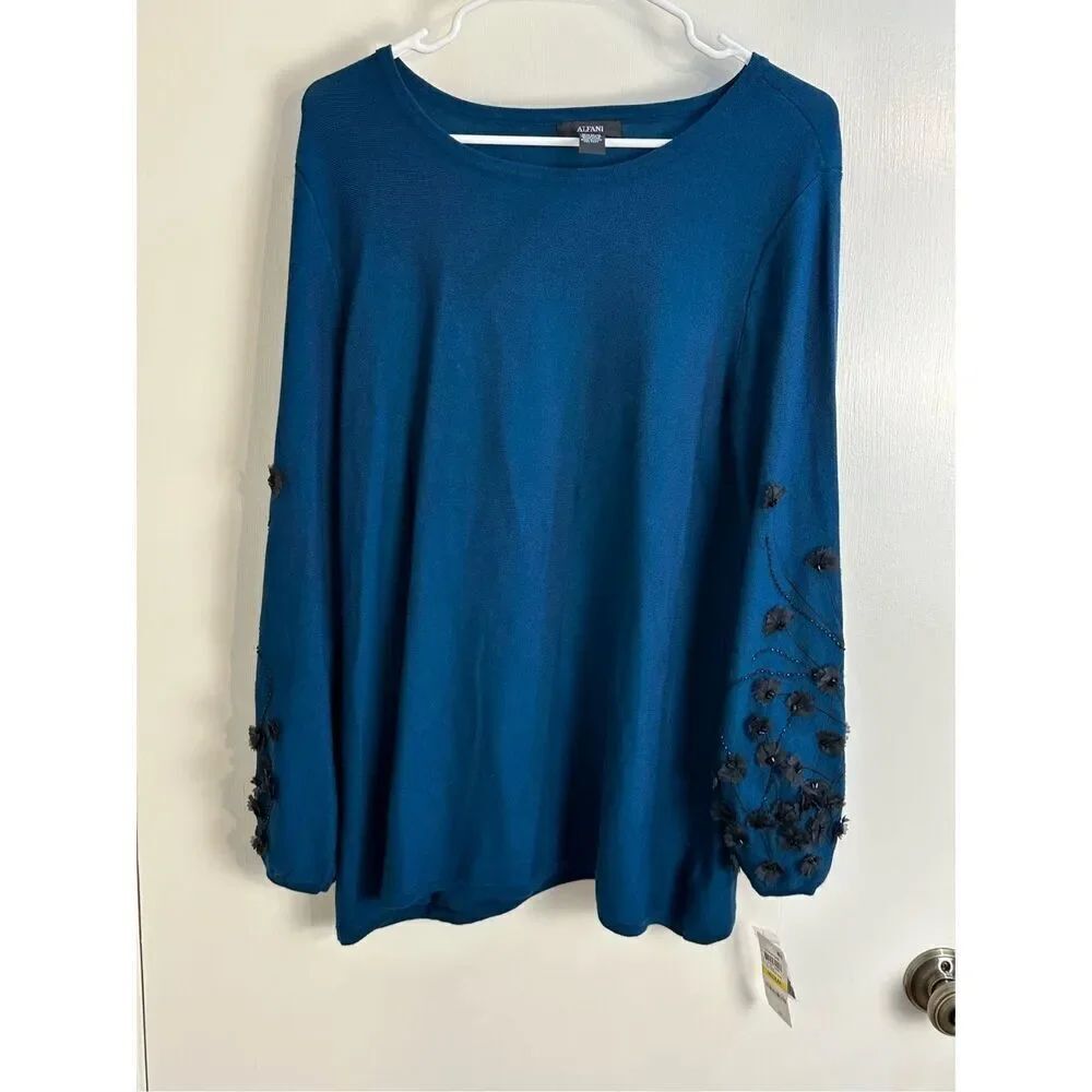 Alfani NWT sz M teal top with embellished flowers on sleeves